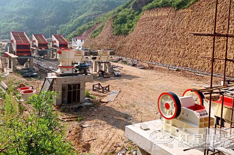 沙廠生產線安裝安裝中，石料粉碎設備有鄂破、圓錐破和制砂機