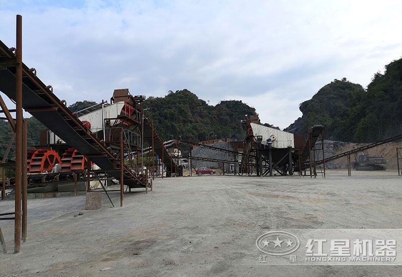 方案三配置現(xiàn)場：破碎機(jī)+制砂機(jī)+洗砂機(jī)，費(fèi)用80萬以上