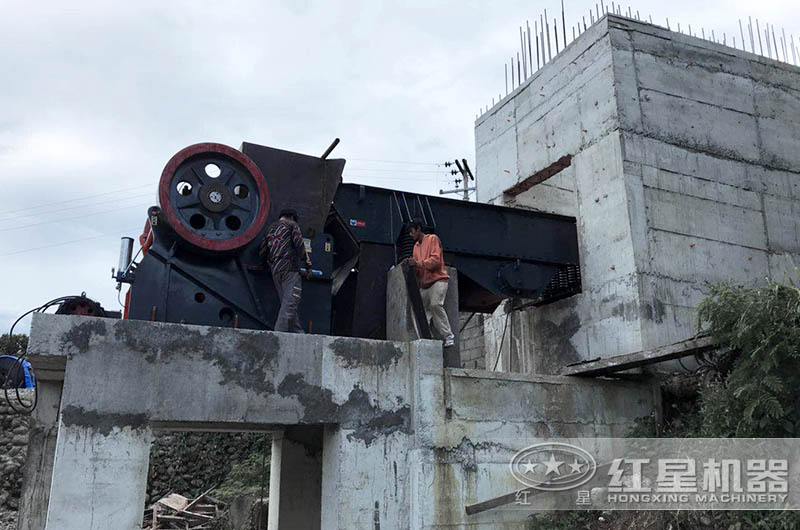 大型鱷式碎石機(jī)設(shè)備不同、型號不同、報價不同
