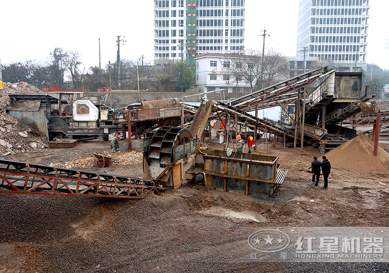 建筑垃圾制沙現(xiàn)場(chǎng)，配置車載制沙機(jī)